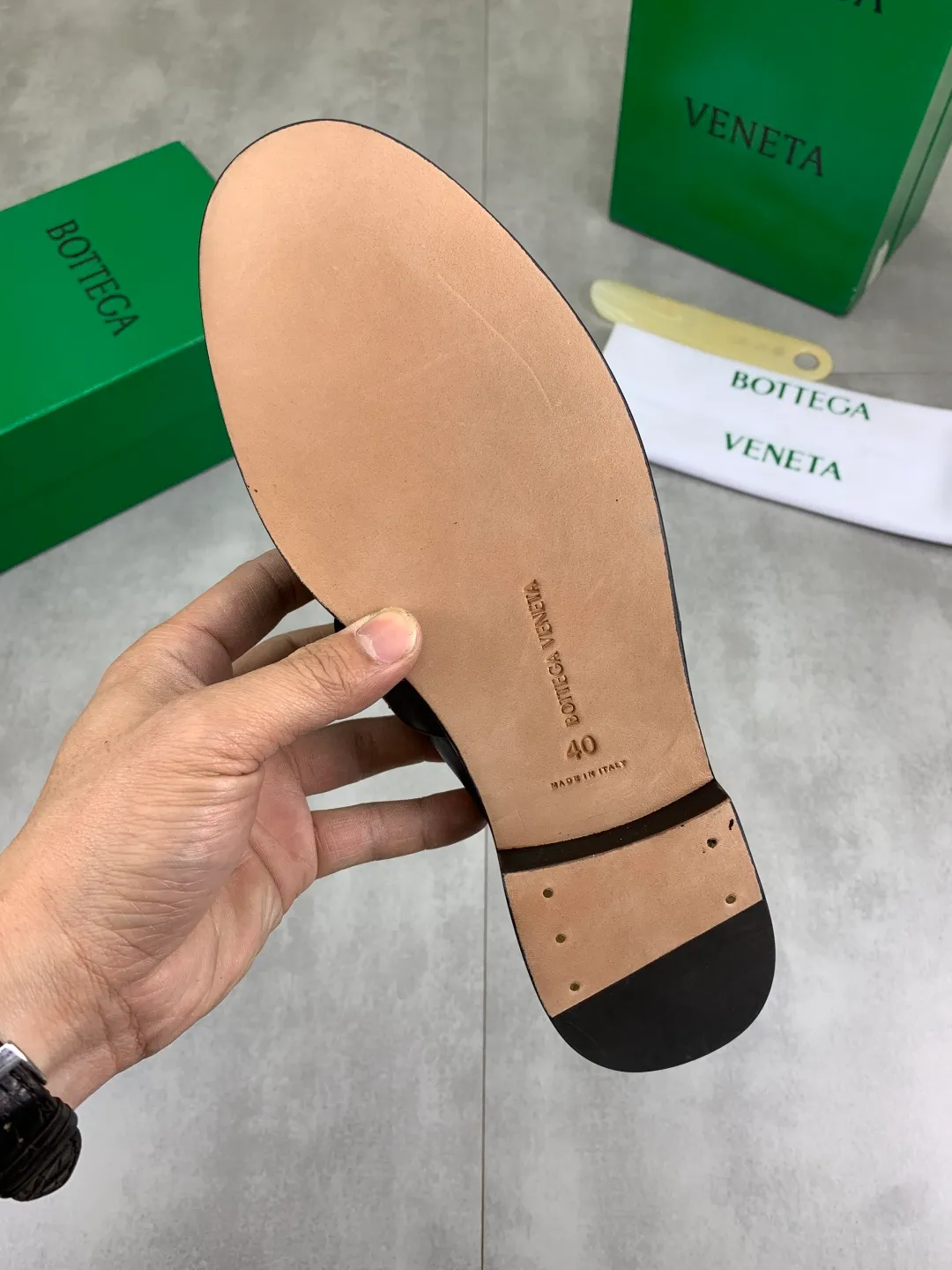 Men's shoes 💰P800 [New model] (genuine leather outsole) water-dyed cow lining 💰High-quality business couple half-slip leather shoes 💎💎💎 BOTTEGA VENETA official website synchronizes the latest top version of BV in the market, accepts material comparison, shoe type comparison, process comparison, practical and textured, versatile and suitable for any occasion, the more you look at it, the more flavorful it becomes. Purely hand-knitted craftsmanship - Upper material, calfskin imported from Italy 🇮🇹 - High-quality water-dyed cowhide lining - Original private model customized leather outsole -Size: Female 35-39 (40 ordered) Male 39-44 (38 45 can be customized) Color: Multiple colors available